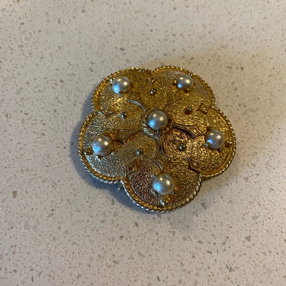 Brooch in gold tone with pearls shaped like a poppy. Can be worn as a necklace - Picture 4 of 10